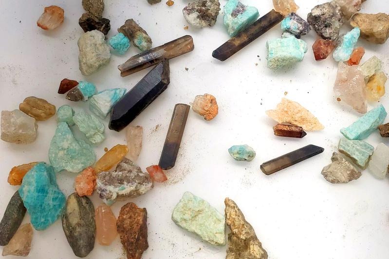 Load image into Gallery viewer, Colorado Gemstone &amp; Crystal Dirt - 4 pounds
